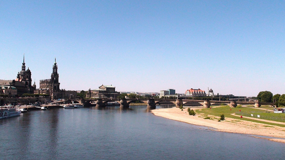 Sprachschüler an der Elbe mit Blick auf die Dresdner Altstadt