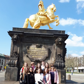Sprachschüler am Goldenen Reiter in der Dresdner Neustadt